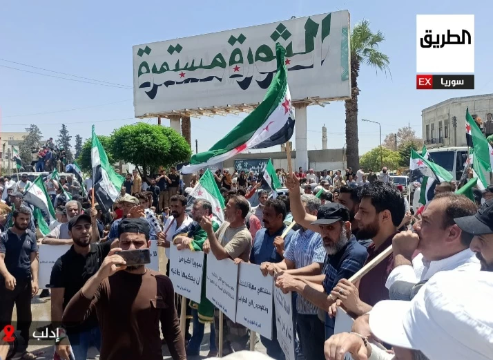 الآلاف تظاهروا بساحة السبع بحرات في إدلب. مراسل الطريق