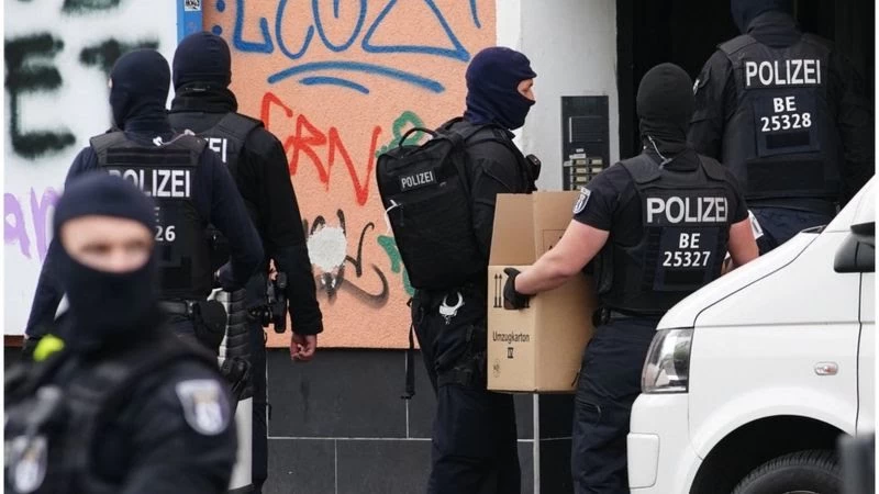 داهمت الشرطة الألمانية عدة مواقع