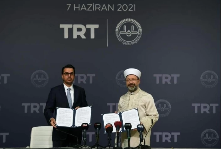 رئيس الشؤون الدينية التركية ومدير مؤسسة الإذاعة والتلفزيون خلال توقيع البرتوكول