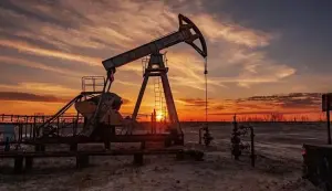 النفط-يواصل-الهبوط-وسط-مخاوف-بشأن-الطلب-وأسعار-الفائدة