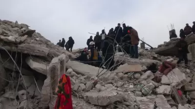 "الشبكة السورية" توثق  وفاة 10 آلاف و24 سورياً بسبب الزلزال وتأخر المساعدات الأممية والدولية