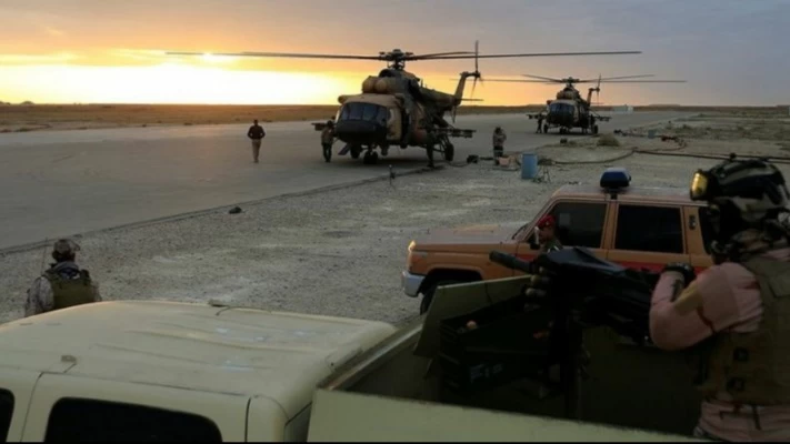 مروحيات عراقية تهبط في قاعدة عين الأسد الجوية في محافظة الأنبار ( رويترز) .