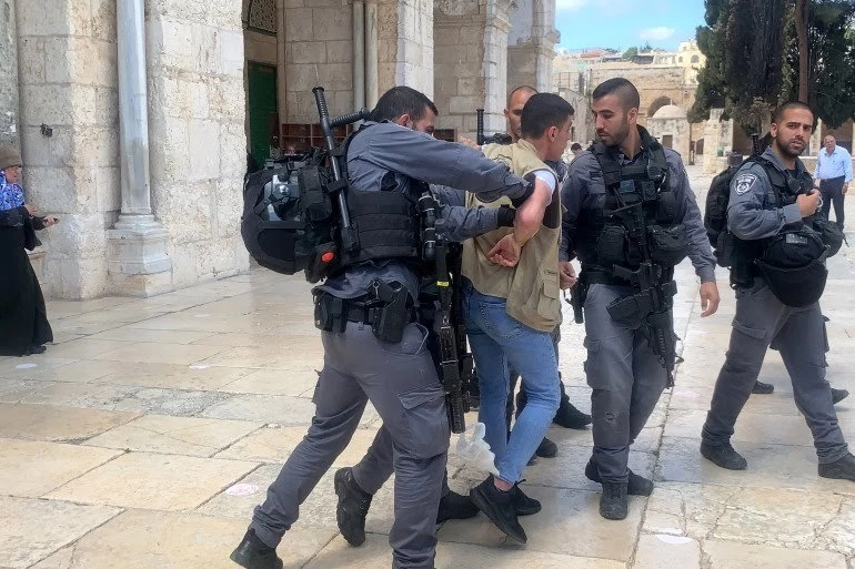 عناصر الشرطة الإسرائيلية يعتقلون شابا في باحات الأقصى
