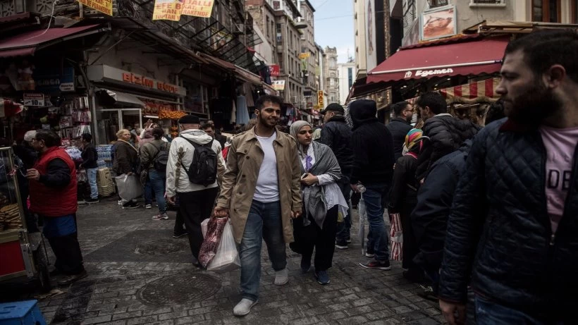 سوريون في أحد أسواق إسطنبول