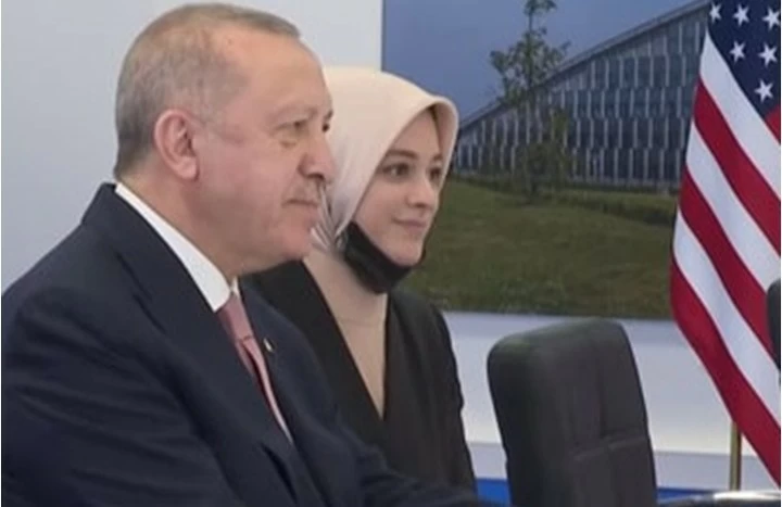وسائل إعلام تركية تكشف هوية الفتاة التى كانت جالسة بجانب الرئيس التركي