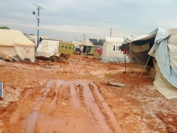 صورة تظهر تشكل مستنقعات الوحل في مخيم الهجرة  شمالي إدلب(مراسل الطريق)